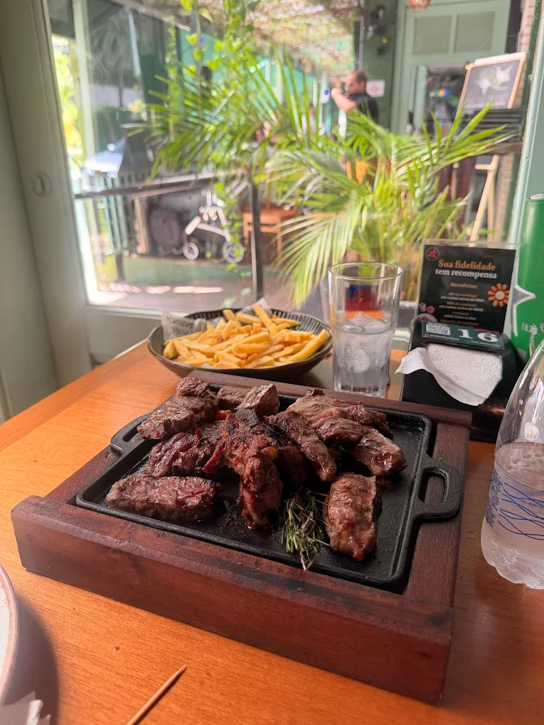 Salão e área externa do Garden Bar Cambuí - ambiente aconchegante